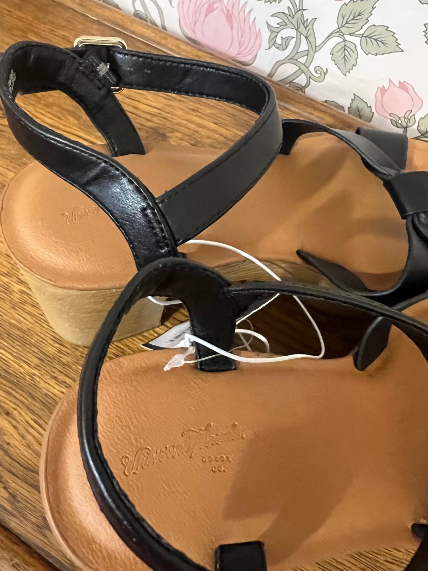 Universal Threads Shoes 7.5 Black and Tan