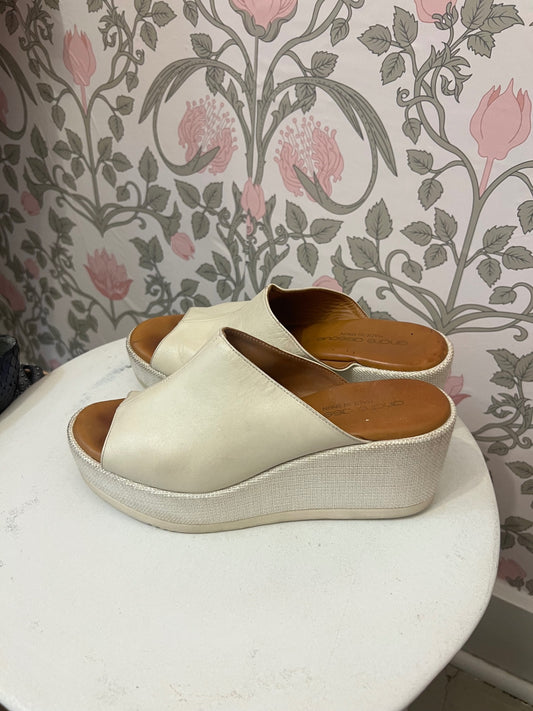 Anne Godeau Slides 37 Cream
