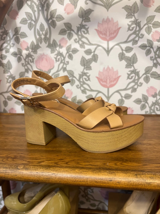 Universal Threads Shoes 8 Beige