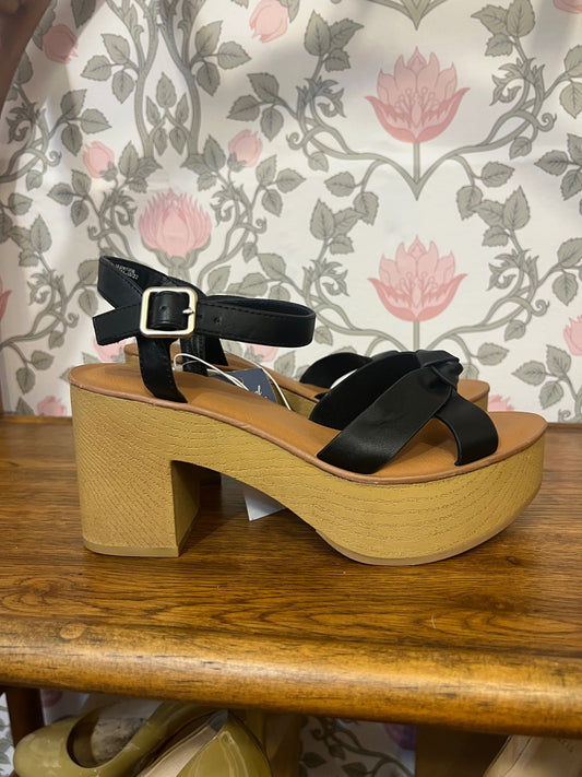 Universal Threads Shoes 7.5 Black and Tan