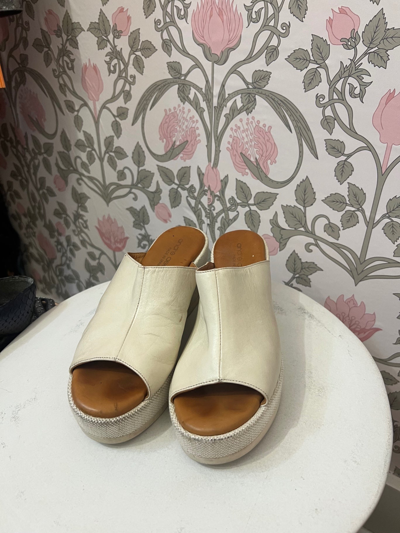 Anne Godeau Slides 37 Cream