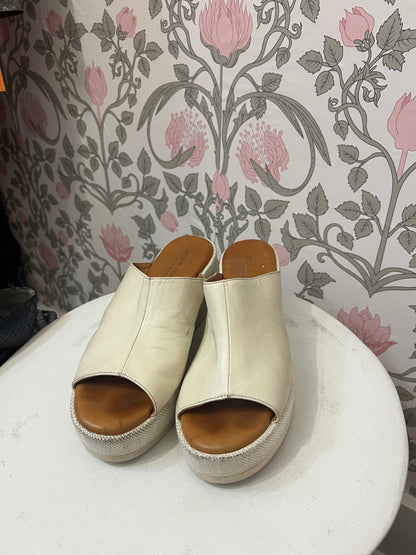 Anne Godeau Slides 37 Cream