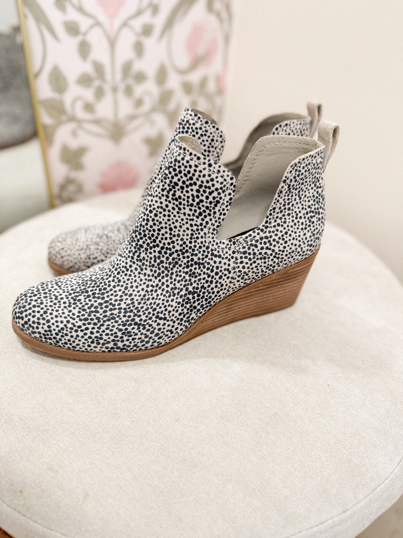 TOMS Shoes 10 Black and white