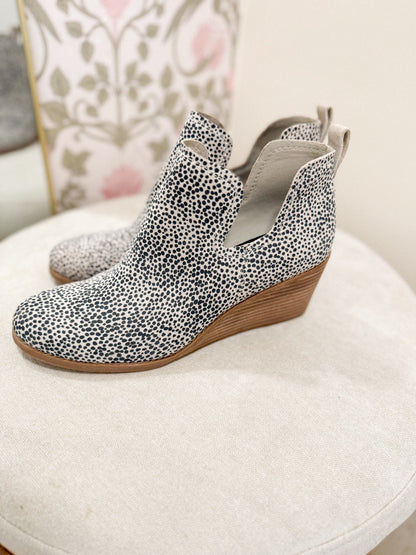 TOMS Shoes 10 Black and white