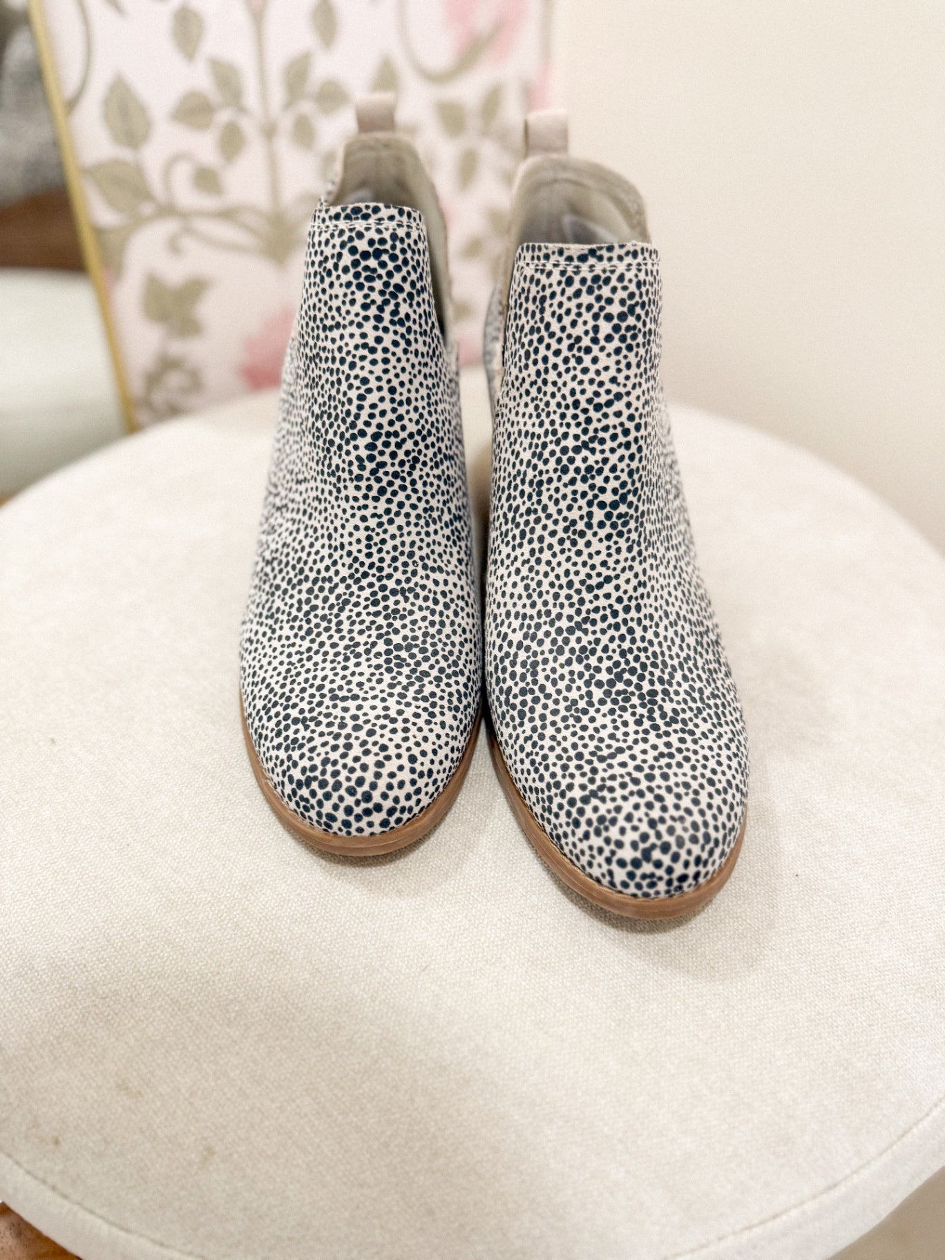 TOMS Shoes 10 Black and white