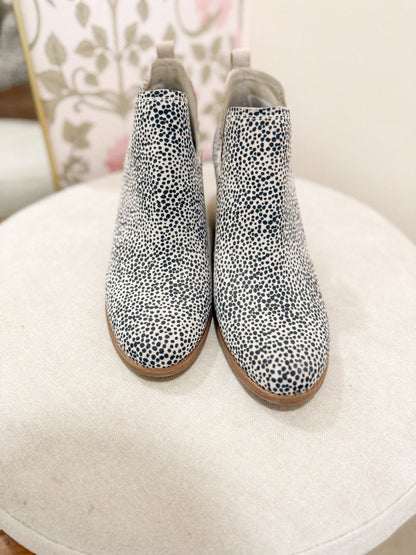 TOMS Shoes 10 Black and white