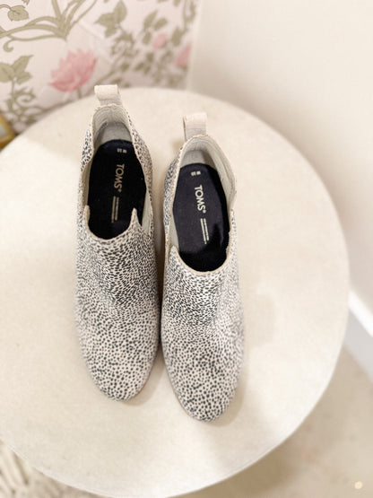 TOMS Shoes 10 Black and white