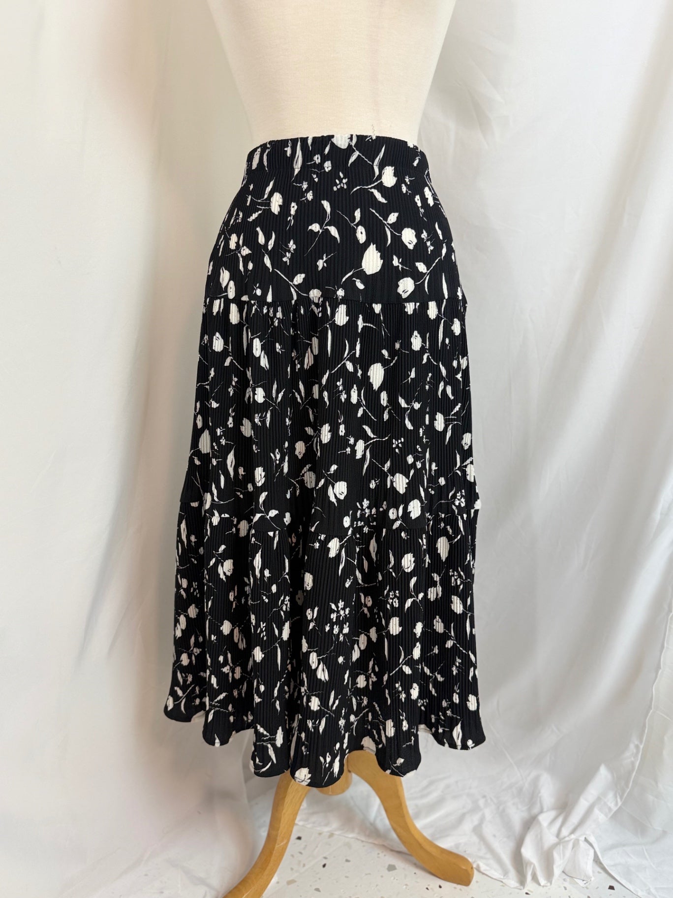 Alice blue Skirt XL Black and White